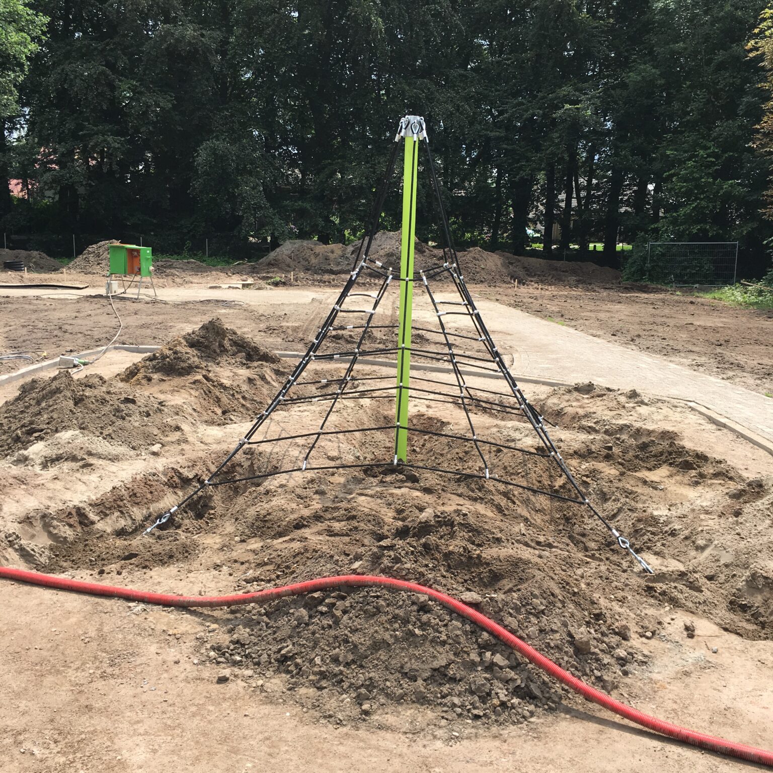 Klimnet met groene paal in het zand gemonteerd - Ruimtenetten - Speeltoestellen - LuduQ speeltoestellen