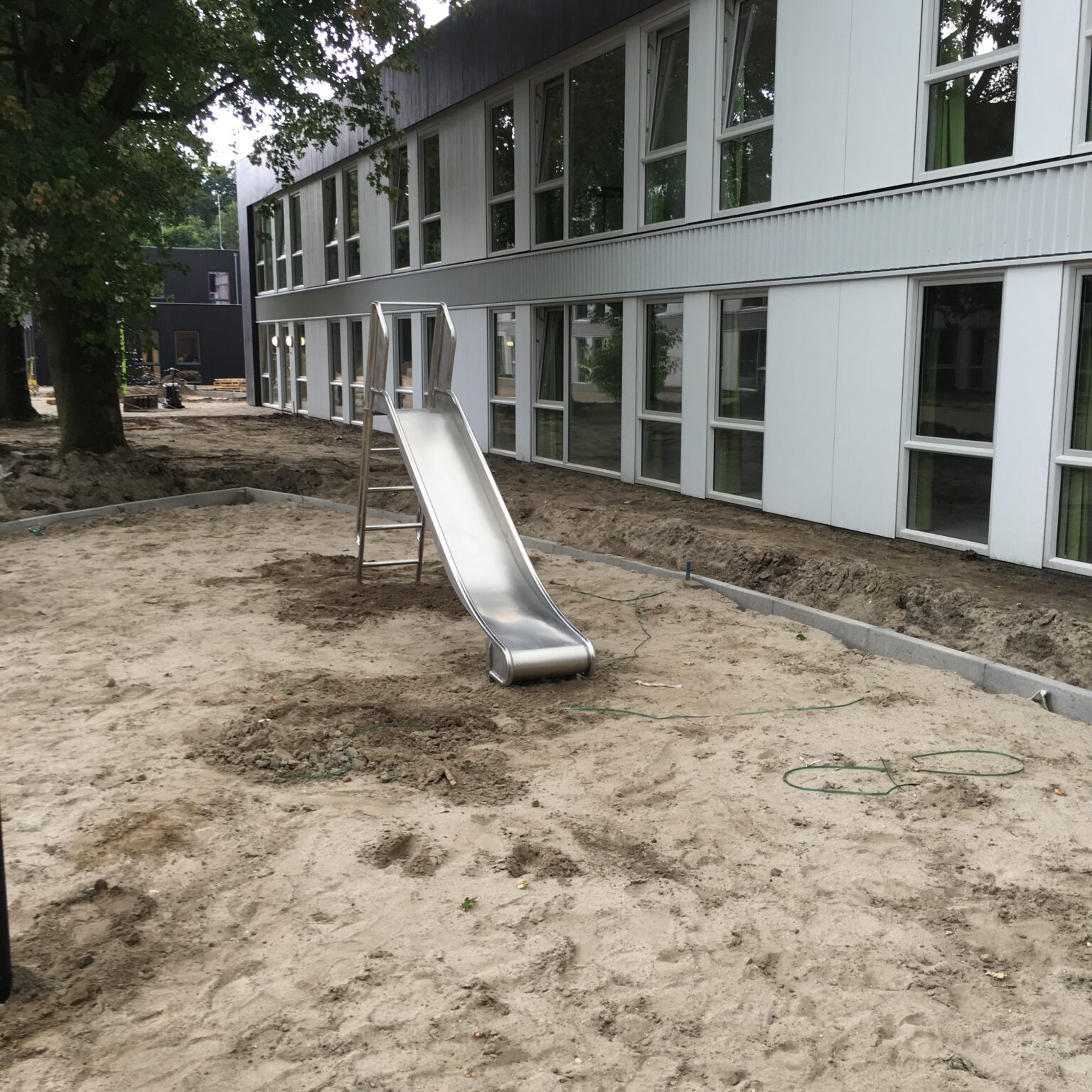 Roestvrij stalen glijbaan in het zand - Glijbanen - klimtoestellen met glijbaan - LuduQ speeltoestellen