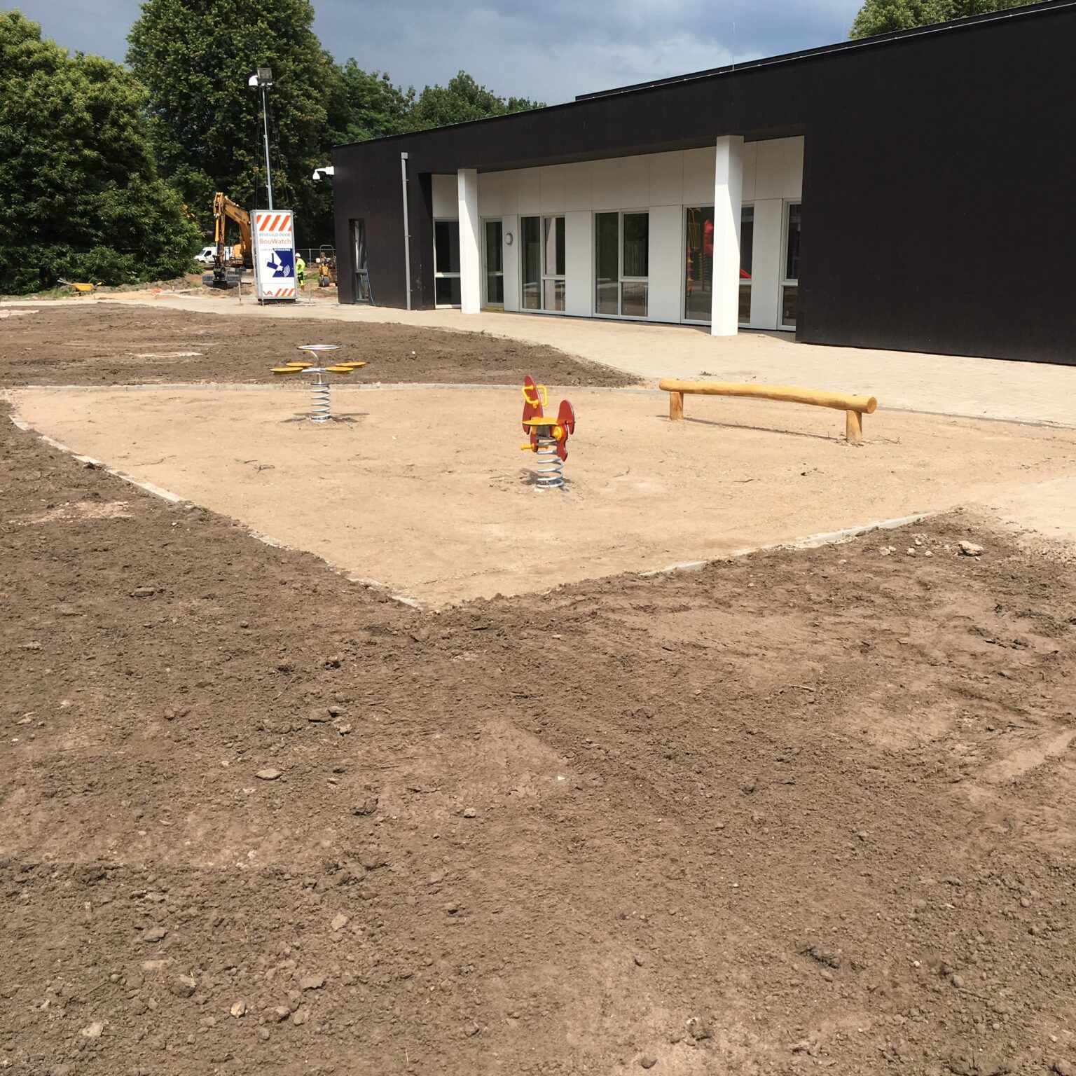 Zandbak met drie speeltoestellen - Balanceren - Robinia houten speeltoestellen - LuduQ speeltoestellen