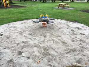 Wip voor vier personen in het zand - Wip en veerelementen - Speeltoestellen - LuduQ speeltoestellen