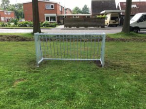 Roestvrij stalen voetbaldoel op gras in park - Balsporten - Speeltoestellen - LuduQ speeltoestellen