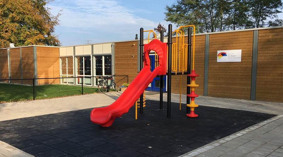 Klimtoestel met rode glijbaan op schoolplein - Klimtoestellen met glijbaan - Speeltoestellen - LuduQ speeltoestellen