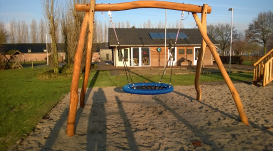 Houten schommel frame in het zand - Houten schommels - Robinia houten speeltoestellen - LuduQ speeltoestellen