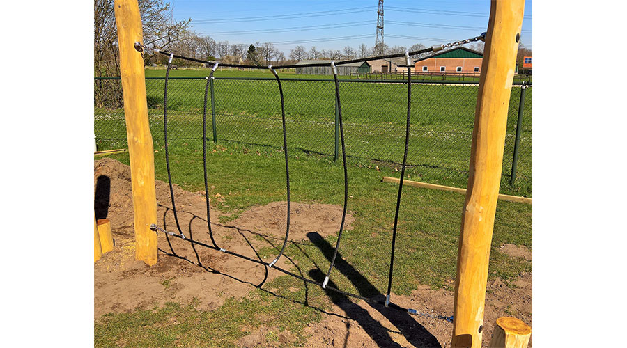 Houten pilaren met klimnet - Robinia houten speeltoestellen - LuduQ speeltoestellen