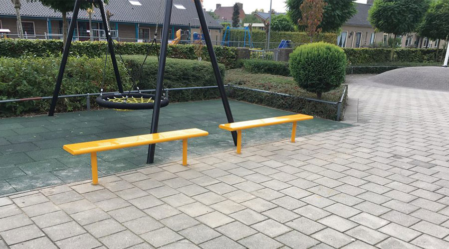 Twee gele roestvrij stalen bankjes op schoolplein voor een schommel - Straatmeubilair - Sport en spel - LuduQ speeltoestellen