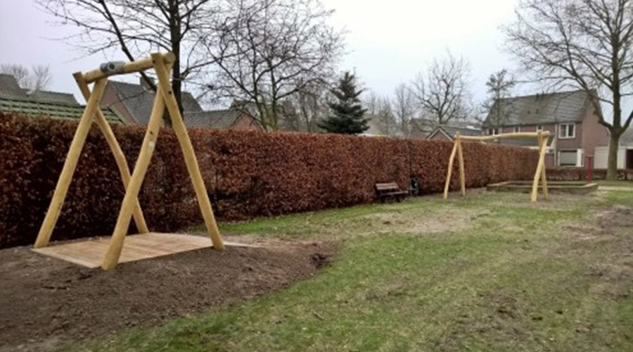 Houten kabelbaan op grasveld - Houten kabelbanen - Robinia houten speeltoestellen - LuduQ speeltoestellen