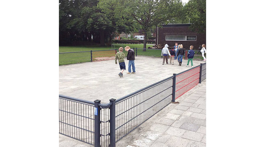 Spelende kinderen in pannakooi op schoolplein - Balsporten - Speeltoestellen - LuduQ speeltoestellen