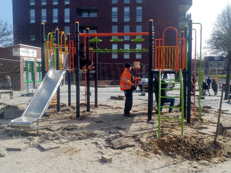 Montage speeltoestellen op schoolplein