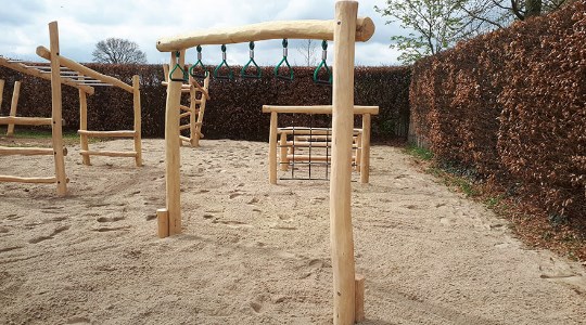 Robinia houten toestel balanceren en klimmen LuduQ Speeltoestellen