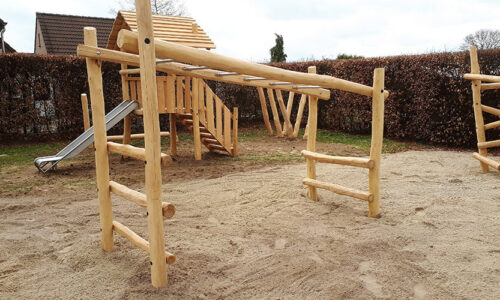 Houten speeltoestel voor schoolplein of speeltuin