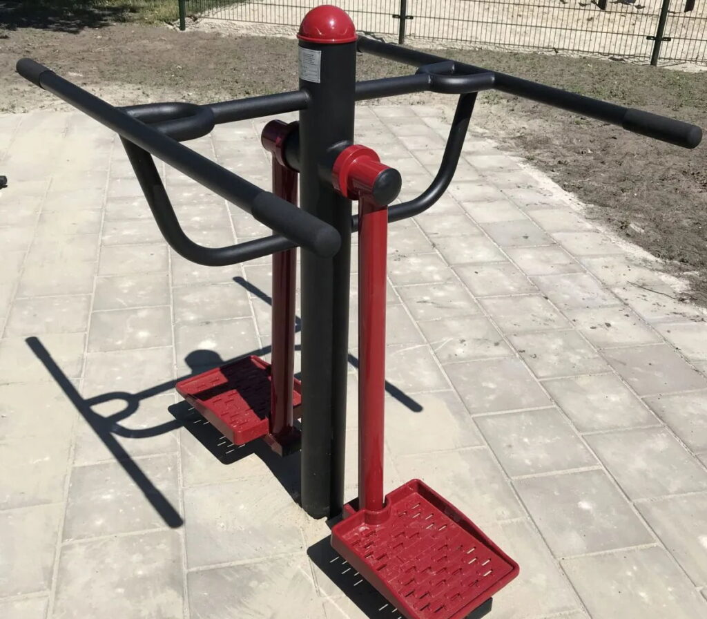 Rode fitnesstoestellen buiten voor algemeen gebruik