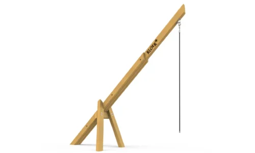 Houten belinstallatie genaamd "Sperwer", bestaande uit een schuin geplaatste constructie met een lange metalen belkoord. Het ontwerp is stevig en traditioneel, met het merk "KLOEK+" zichtbaar op de balk.
