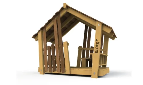 Houten speelhuisje “Bosmus” met natuurlijke uitstraling, vervaardigd uit robinia hout. Het compacte huisje heeft een speelse vorm en is ideaal om in te klimmen, verstoppen of rollenspellen te spelen in een groene buitenomgeving